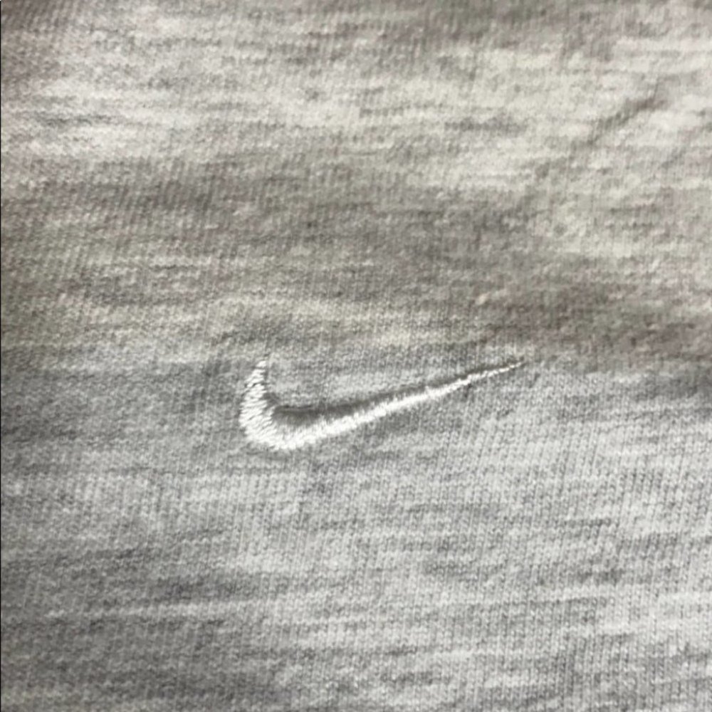 Nike T-shirt Light Gray Women's Size Medium 8/10 - Picture 4 of 6